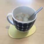 カップスープにもち麦を入れる。小腹がすいた時にちょうどいいスープです。