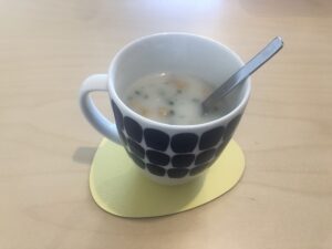 カップスープにもち麦を入れる。小腹がすいた時にちょうどいいスープです。